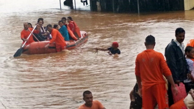 Inundații în India. 700 de pasageri blocați într-un tren, salvați cu elicopterul - Imaginea 1