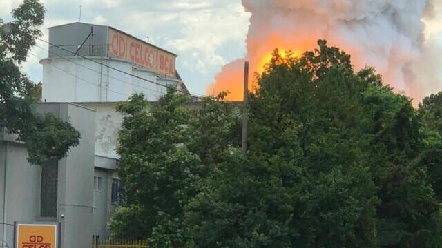 FOTO & VIDEO | Incendiu puternic, sâmbătă, la un depozit de aluminiu al unei fabrici de BCA din Constanţa - Imaginea 2