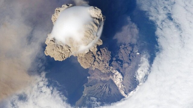 SUPER IMAGINI: eruptia vulcanului Sarychev, surprinsa din spatiu!! - Imaginea 1