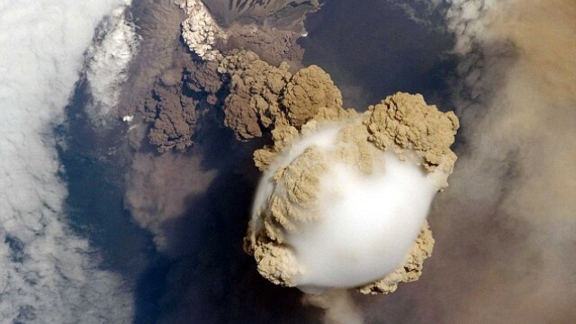 SUPER IMAGINI: eruptia vulcanului Sarychev, surprinsa din spatiu!! - Imaginea 2