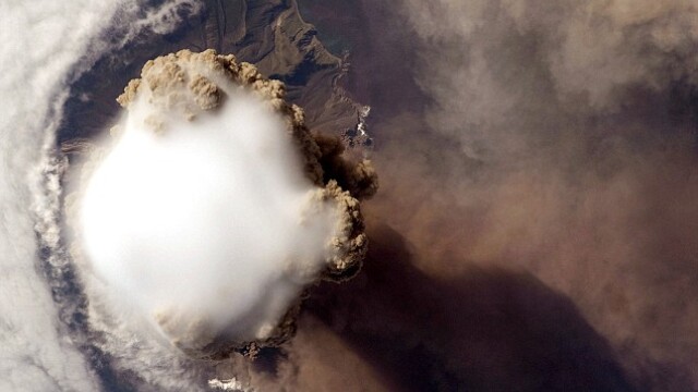 SUPER IMAGINI: eruptia vulcanului Sarychev, surprinsa din spatiu!! - Imaginea 3