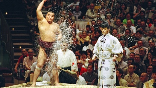 Imagini unice surprinse din lumea luptatorilor de sumo. Cum arata cand nu sunt in ring - Imaginea 7