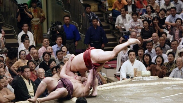 Imagini unice surprinse din lumea luptatorilor de sumo. Cum arata cand nu sunt in ring - Imaginea 5