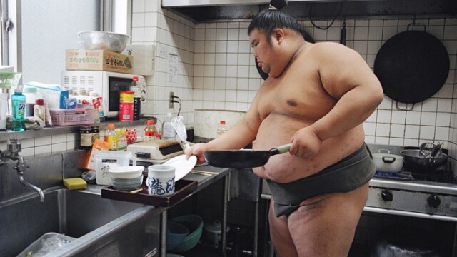 Imagini unice surprinse din lumea luptatorilor de sumo. Cum arata cand nu sunt in ring - Imaginea 4