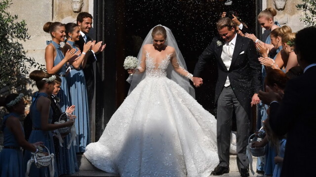 Mostenitoarea averii Swarovski s-a casatorit intr-o rochie cu 500.000 de cristale. Pretul astronomic la care s-a ridicat - Imaginea 3