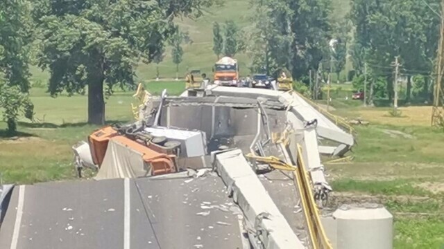 S-a prăbușit un pod inaugurat în urmă cu 6 luni, în Neamț. Un șofer a fost rănit. VIDEO - Imaginea 2