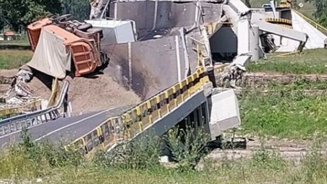 S-a prăbușit un pod inaugurat în urmă cu 6 luni, în Neamț. Un șofer a fost rănit. VIDEO - Imaginea 4