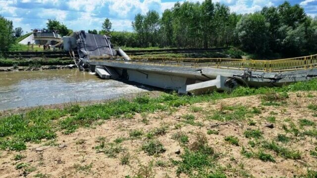 S-a prăbușit un pod inaugurat în urmă cu 6 luni, în Neamț. Un șofer a fost rănit. VIDEO - Imaginea 5