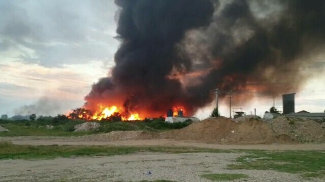 Incendiu puternic la Pitești. Intervin 18 autospeciale de pompieri - Imaginea 1