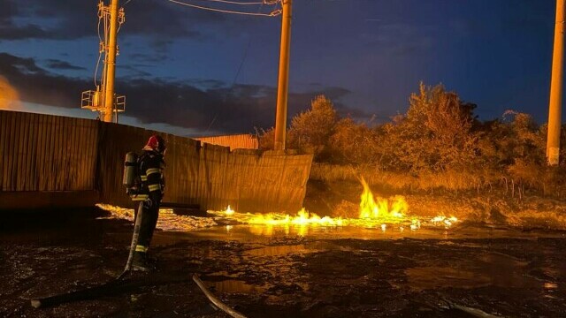 Incendiu puternic la Pitești. Intervin 18 autospeciale de pompieri - Imaginea 12