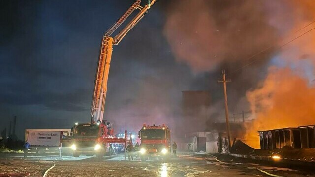 Incendiu puternic la Pitești. Intervin 18 autospeciale de pompieri - Imaginea 13