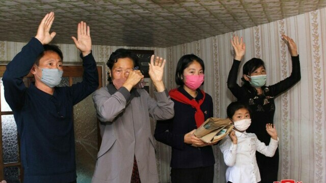Sute de familii din Coreea de Nord suferă de o boală misterioasă. Kim Jong Un a trimis medicamente „pregătite de familia sa” - Imaginea 4