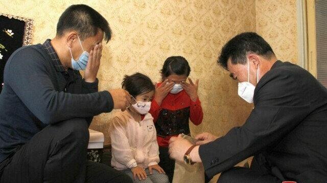 Sute de familii din Coreea de Nord suferă de o boală misterioasă. Kim Jong Un a trimis medicamente „pregătite de familia sa” - Imaginea 5