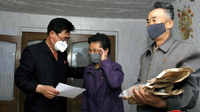 Sute de familii din Coreea de Nord suferă de o boală misterioasă. Kim Jong Un a trimis medicamente „pregătite de familia sa” - Imaginea 6