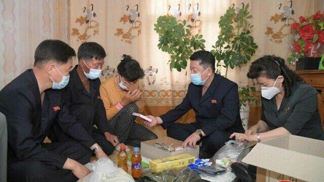Sute de familii din Coreea de Nord suferă de o boală misterioasă. Kim Jong Un a trimis medicamente „pregătite de familia sa” - Imaginea 7