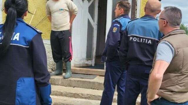 O femeie din Suceava a trăit 3 ani închisă în podul casei, alături de câinii săi. ”Cel mai revoltător caz de degradare umană” - Imaginea 3