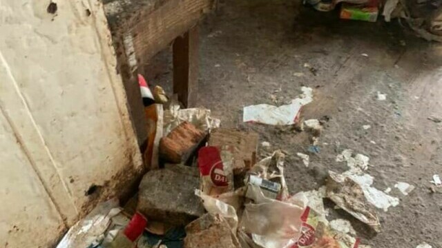 O femeie din Suceava a trăit 3 ani închisă în podul casei, alături de câinii săi. ”Cel mai revoltător caz de degradare umană” - Imaginea 16