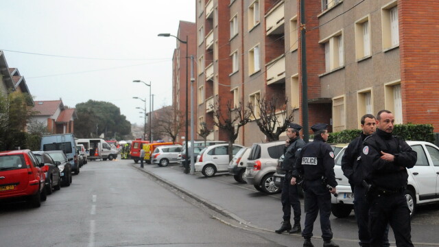 Criminalul din Toulouse, ucis cu un glont in cap dupa 32 de ore de asediu. Cele 3 atacuri, filmate - Imaginea 3