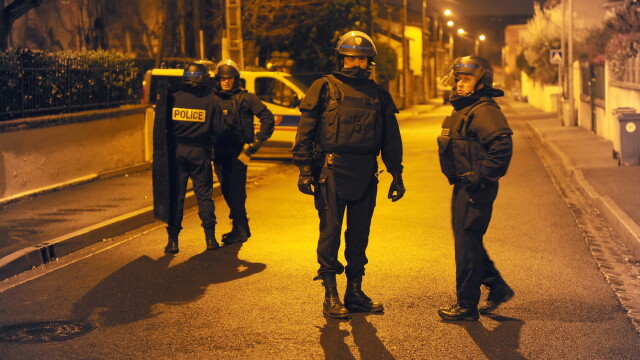 Criminalul din Toulouse, ucis cu un glont in cap dupa 32 de ore de asediu. Cele 3 atacuri, filmate - Imaginea 4