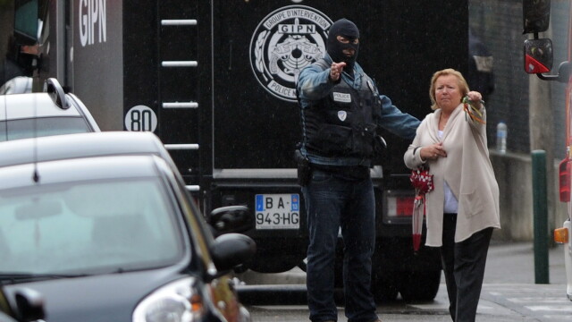 Criminalul din Toulouse, ucis cu un glont in cap dupa 32 de ore de asediu. Cele 3 atacuri, filmate - Imaginea 12