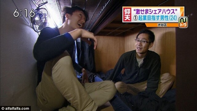 Viata tinerilor din Tokyo care traiesc in apartamente-sicriu. Chiria, echivalentul a 2.000 de lei - Imaginea 2