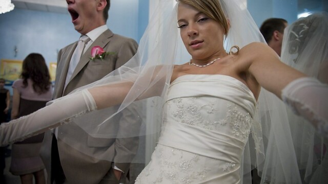 Galerie FOTO. Cele mai amuzante gafe surprinse in fotografiile de nunta - Imaginea 7