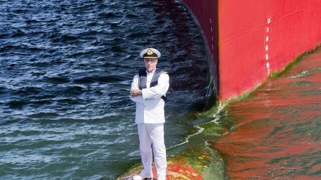 Imagini inedite cu comandantul celui mai mare vas de croaziera din lume. Unde s-a fotografiat capitanul vasului Queen Mary 2 - Imaginea 1