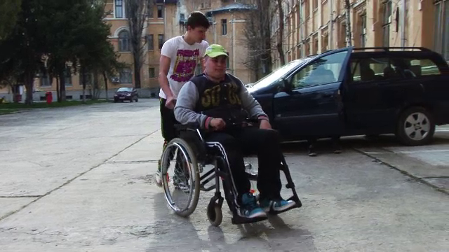 Povestea sfasietoare a lui Ionut, un tanar de 20 de ani ce da BAC-ul intr-un scaun cu rotile. Ajuta-l sa lupte in continuare - Imaginea 5