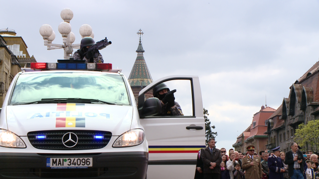 Ziua Politiei Romane, sarbatorita la Timisoara. Zeci de curiosi au asistat la spectacolul din Piata Victoriei. FOTO - Imaginea 1