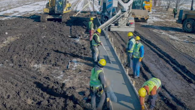 Omul de afaceri care a construit primul metru de autostradă în Moldova primește ajutoare - Imaginea 6