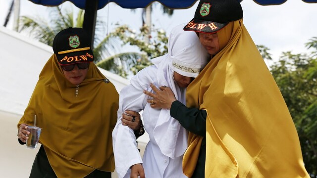 VIDEO. Momentul șocant în care o tânără din Indonezia a fost umilită și biciuită în public - Imaginea 1