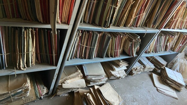 Dezastrul găsit într-o arhivă a Casei de Pensii Bucureşti. Dosarele sunt ținute în condiții mizere - Imaginea 1