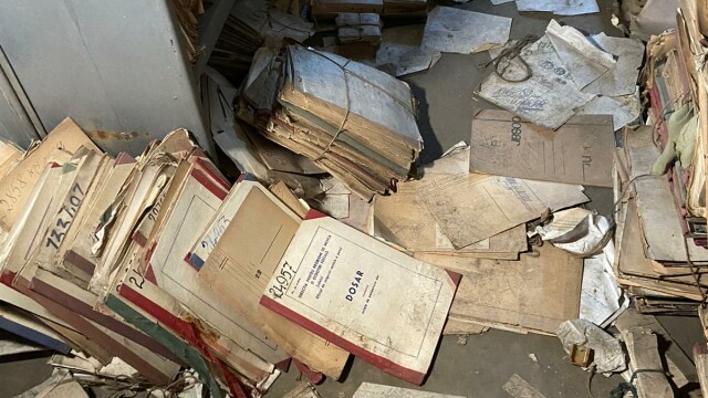 Dezastrul găsit într-o arhivă a Casei de Pensii Bucureşti. Dosarele sunt ținute în condiții mizere - Imaginea 3