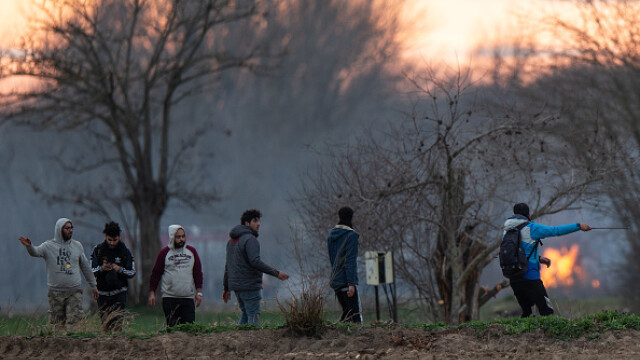 Ciocniri la frontiera turco-greacă între poliţişti greci şi migranţi. România trimite ajutoare - Imaginea 7