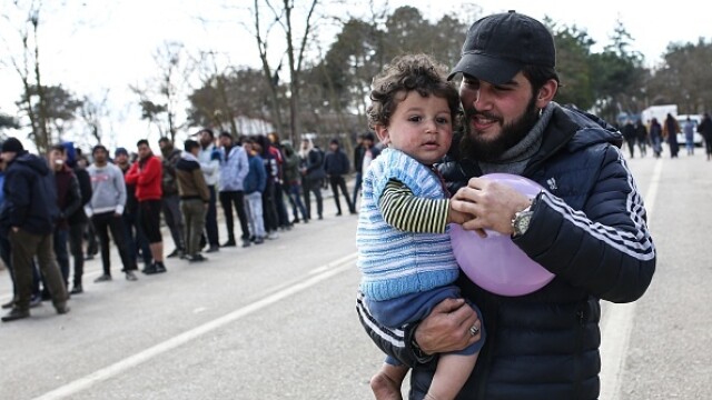 Ciocniri la frontiera turco-greacă între poliţişti greci şi migranţi. România trimite ajutoare - Imaginea 5
