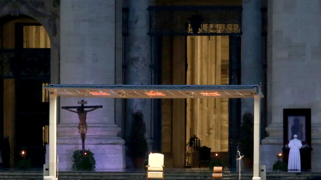 Papa s-a rugat singur într-o ceremonie istorică. De câte ori s-a mai întâmplat acest lucru - Imaginea 7