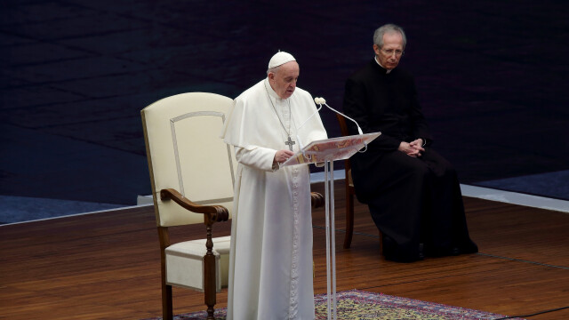 Papa s-a rugat singur într-o ceremonie istorică. De câte ori s-a mai întâmplat acest lucru - Imaginea 6