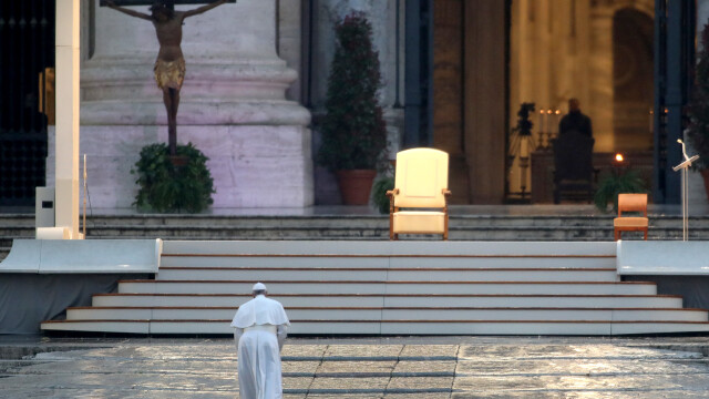 Papa s-a rugat singur într-o ceremonie istorică. De câte ori s-a mai întâmplat acest lucru - Imaginea 5