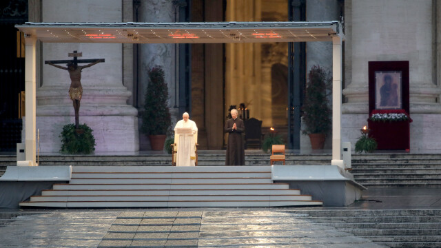 Papa s-a rugat singur într-o ceremonie istorică. De câte ori s-a mai întâmplat acest lucru - Imaginea 4