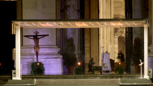 Papa s-a rugat singur într-o ceremonie istorică. De câte ori s-a mai întâmplat acest lucru - Imaginea 3