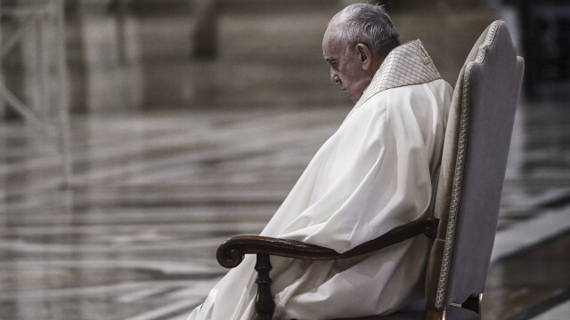 Papa s-a rugat singur într-o ceremonie istorică. De câte ori s-a mai întâmplat acest lucru - Imaginea 1