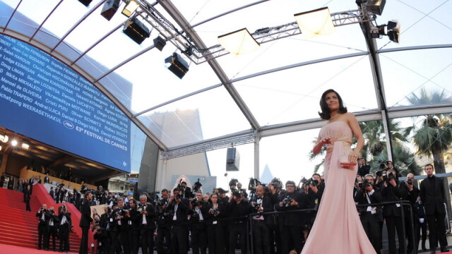 Salma Hayek a facut senzatie pe covorul rosu la Cannes! Vezi si alte tinute - Imaginea 1