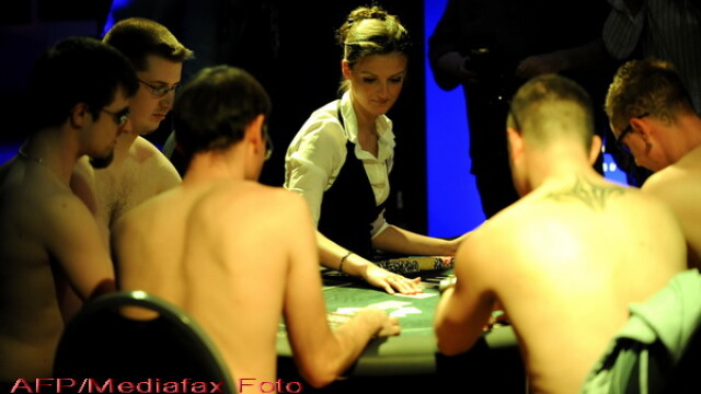Vrei sa participi la turneul mondial de poker pe dezbracate? FOTO! - Imaginea 3