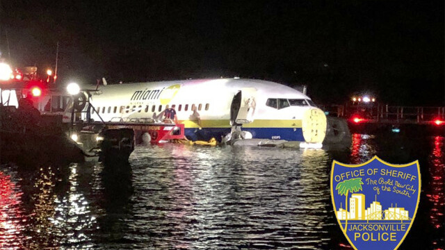 Cum s-au salvat pasagerii după ce un Boeing 737 a aterizat pe un râu. ”Este un miracol” - Imaginea 1
