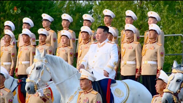 FOTO. Kim Jong Un s-a urcat pe cal un cal alb la o paradă militară din Coreea de Nord - Imaginea 1