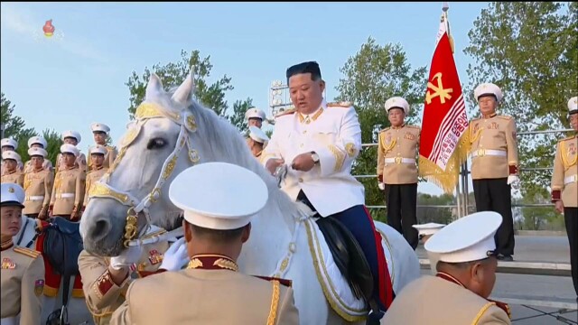 FOTO. Kim Jong Un s-a urcat pe cal un cal alb la o paradă militară din Coreea de Nord - Imaginea 2