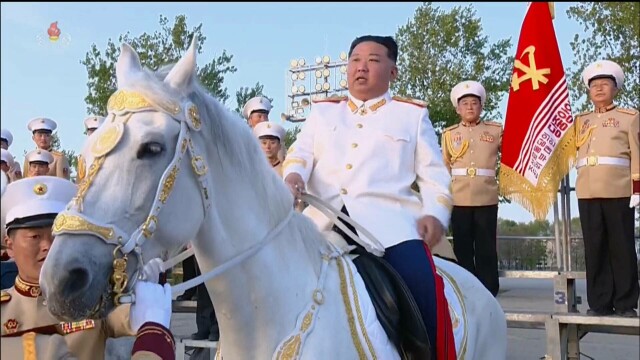 FOTO. Kim Jong Un s-a urcat pe cal un cal alb la o paradă militară din Coreea de Nord - Imaginea 4