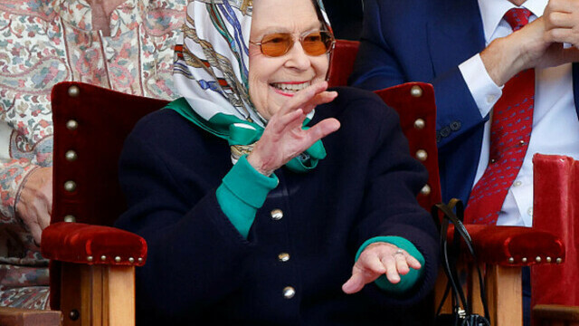 Regina Elisabeta a Marii Britanii a apărut zâmbitoare și aparent într-o stare bună în public - Imaginea 11