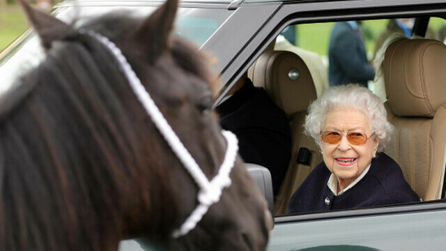 Regina Elisabeta a Marii Britanii a apărut zâmbitoare și aparent într-o stare bună în public - Imaginea 9