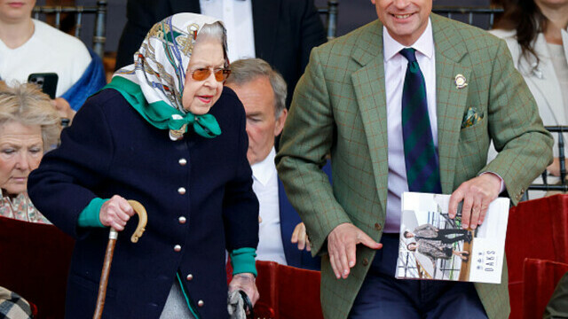Regina Elisabeta a Marii Britanii a apărut zâmbitoare și aparent într-o stare bună în public - Imaginea 7